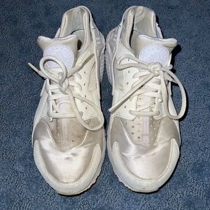 White Nike Air Hurrache Sneakers Size 8.5
